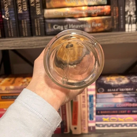 Holographic it’s a good day to read a book glass with bamboo lid and straw - Picture 3 of 4